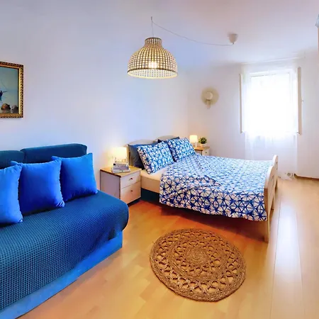 Old-town Romeo Apartment *