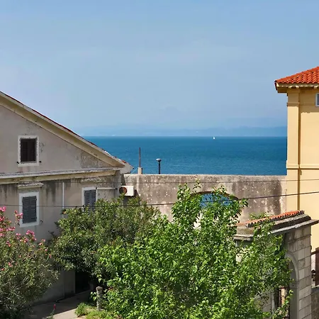 Old-town Romeo Apartment *