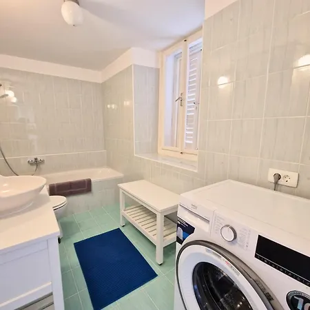 Old-town & Romeo Apartment *